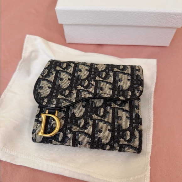 Dior Saddle Lotus Wallet in Blue Dior Oblique Jacquard Canvas Print - Picture 2 of 12